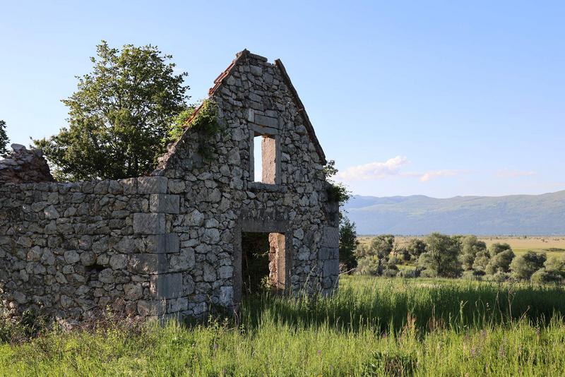 An abandoned house in Livanjsko Polje that has already fallen into ruin.