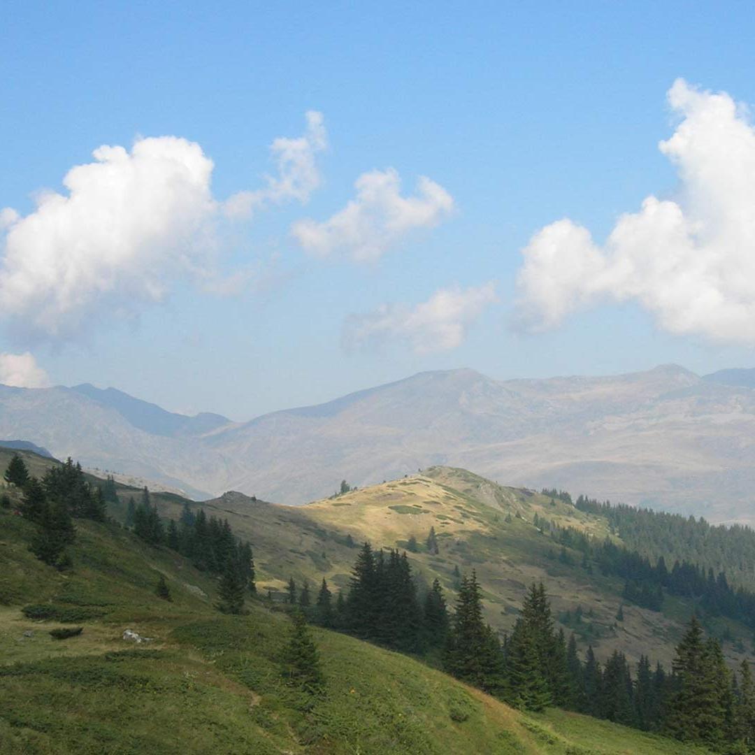 Sonnenbeschienene Berge am Grünen Band Balkan