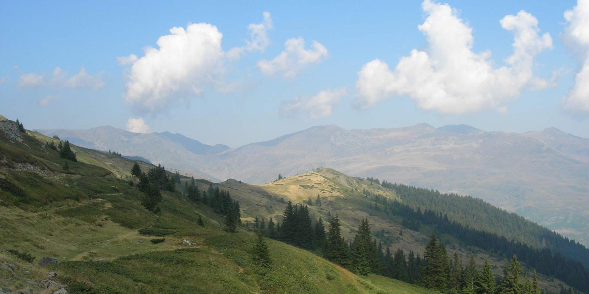 Sonnenbeschienene Berge am Grünen Band Balkan