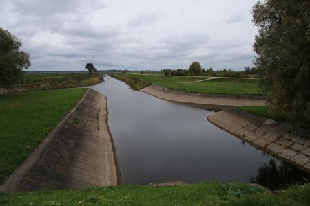 Ein Kanal in einem betonierten Bett.