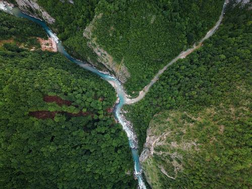 unverbaute Flusslandschaft in Bosnien-Herzegowina