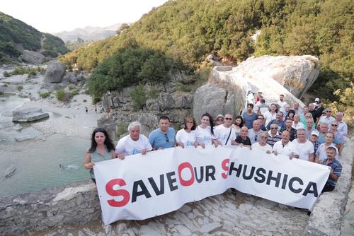 Menschen aus Albanien und Bosnien protestieren gegen Wasserentnahmeprojekt