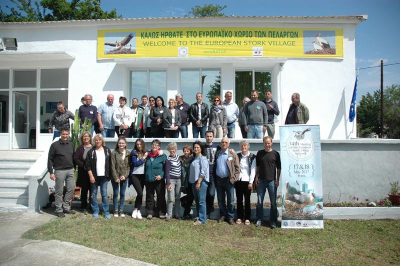 Gruppenbild der Teilnehmer der Storchendorf-Konferenz in Poros vor einem Haus.