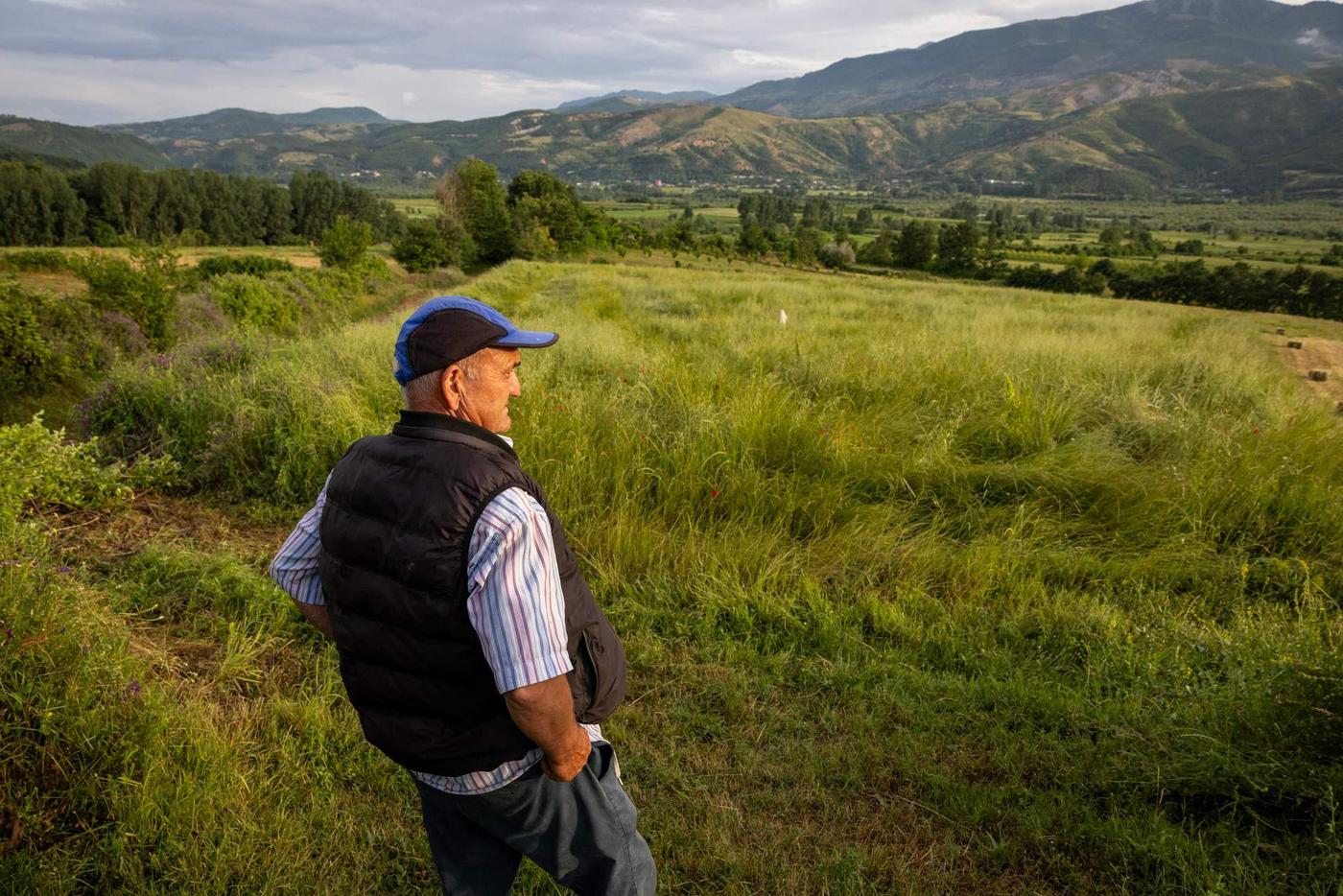 Ein Bauer schaut über seine Felder im Dibra-Tal