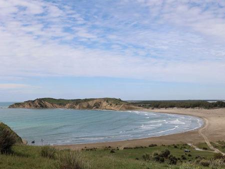 Wellen brechen am Sandstrand von Zvernec in Albanien