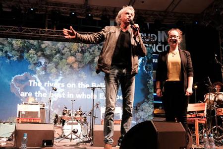 Ulrich Eichelmann (Riverwatch, Österreich) und Natasa Crnkovic (Center for Environment, Bosnien-Herzegowina) auf der Bühne