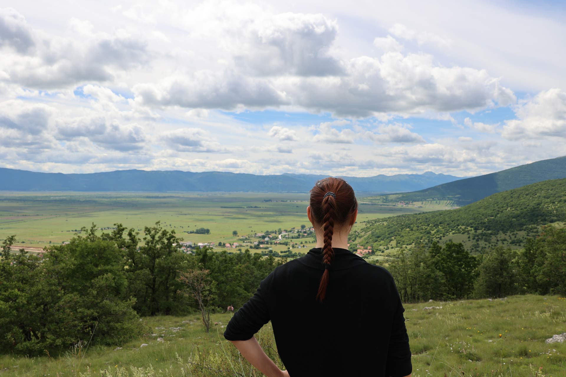 Sandra blickt auf die weite Ebene des Livanjsko Polje.